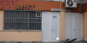 Οργή και μια λιποθυμία στη δίκη πολύτεκνου πατέρα που βiαζε τις δύο ανήλικες κόρες του στη Λάρισα