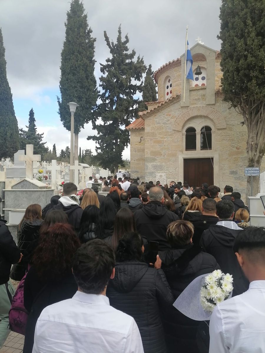 Σκηνές αρχαίας τραγωδίας στην κηδεία του 18χρονου Αντώνη που «έφυγε» ξαφνικά