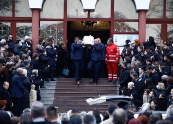 Alldaynews.gr Τέμπη: Αρχαία τραγωδία στην κηδεία της 34χρονης νεαρής μητέρας – “Δεν μπορεί να είναι το παιδί μου” (video)