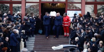 Alldaynews.gr Τέμπη: Αρχαία τραγωδία στην κηδεία της 34χρονης νεαρής μητέρας – “Δεν μπορεί να είναι το παιδί μου” (video)