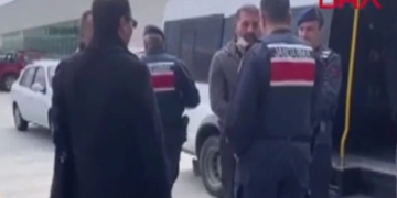 Σύγκρουση τρένων στη Λάρισα: Εκδόθηκε από την Τουρκία στην Ελλάδα ο πατέρας του νεκρού μηχανοδηγού