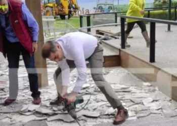 Ο Δήμαρχος Αλίμου πήρε κομπρεσέρ και άρχισε να ξηλώνει εγκαταστάσεις καφετέριας στην παραλία (video)