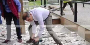 Alldaynews.gr Ο Δήμαρχος Αλίμου πήρε κομπρεσέρ και άρχισε να ξηλώνει εγκαταστάσεις καφετέριας στην παραλία (video)