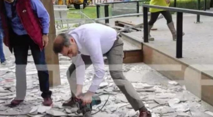 Alldaynews.gr Ο Δήμαρχος Αλίμου πήρε κομπρεσέρ και άρχισε να ξηλώνει εγκαταστάσεις καφετέριας στην παραλία (video)