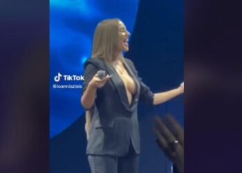 Χάζεψε κόσμο η Ανδρομάχη: Τα επικά σχόλια που συνόδευσαν το τραγούδι που… δεν άκουσε κανείς (video)!