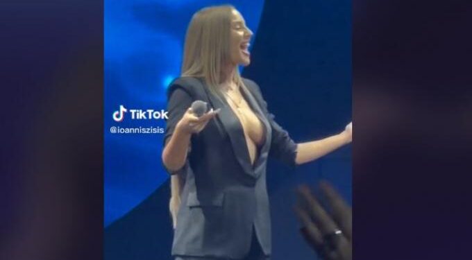 Alldaynews.gr Χάζεψε κόσμο η Ανδρομάχη: Τα επικά σχόλια που συνόδευσαν το τραγούδι που… δεν άκουσε κανείς (video)!