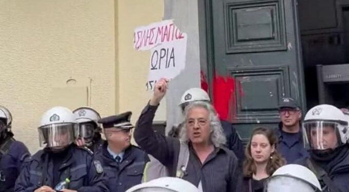 Alldaynews.gr Αφού «σάπισαν» τον Βασίλη Μάγγο, είπαν να χτυπήσουν και τον πατέρα του… (video)