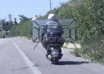 Ο Χάρος βγήκε παγιανιά: Καβάλησε το μηχανάκι και βγήκε στην Εθνική μεταφέροντας γυάλινο τραπέζι (φωτο, video)