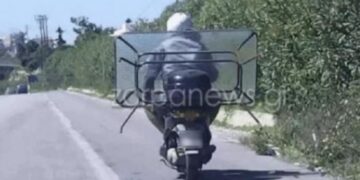 Alldaynews.gr Ο Χάρος βγήκε παγιανιά: Καβάλησε το μηχανάκι και βγήκε στην Εθνική μεταφέροντας γυάλινο τραπέζι (φωτο, video)
