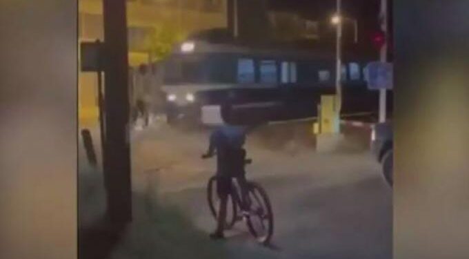 Alldaynews.gr Οργή για το βίντεο από τη Φλώρινα: Ανοίγουν οι μπάρες κι αμέσως μετά περνά το τρένο!