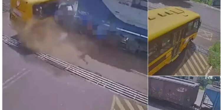 Νέα τραγωδία: Τρένο παρέσυρε σχολικό λεωφορείο σκοτώνοντας δύο μαθήτριες (video)