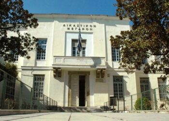 Λάρισα: 65χρονος έδειρε τη σύντροφό του, καταδικάστηκε και έφυγαν από το δικαστήριο χέρι-χέρι