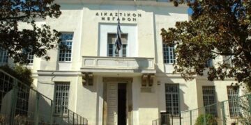 Λάρισα: 65χρονος έδειρε τη σύντροφό του, καταδικάστηκε και έφυγαν από το δικαστήριο χέρι-χέρι