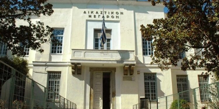 Λάρισα: 65χρονος έδειρε τη σύντροφό του, καταδικάστηκε και έφυγαν από το δικαστήριο χέρι-χέρι