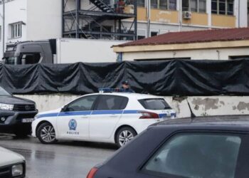 Τέμπη-Μακάβρια Εικόνα: Μαύρο πανί «κρύβει» τη μεταφορά σορών στο νοσοκομείο Λάρισας[video]