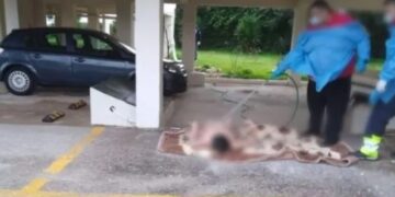 Φρίκη: Έπλυναν με λάστιχο 70χρονη στο γκαράζ για να μη λερώσουν το ασθενοφόρο – Έξαλλος ο δήμαρχος