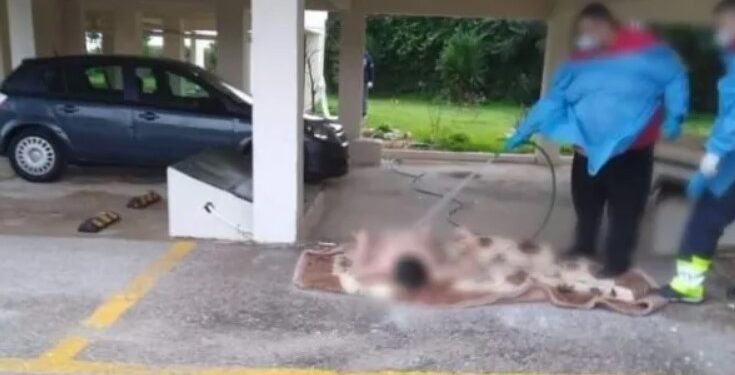 Φρίκη: Έπλυναν με λάστιχο 70χρονη στο γκαράζ για να μη λερώσουν το ασθενοφόρο – Έξαλλος ο δήμαρχος