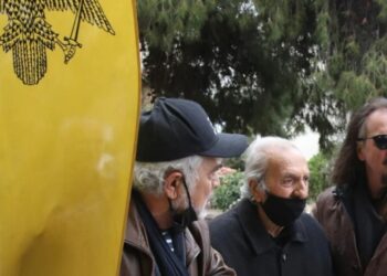 Λύγισε ο Κώστας Νεστορίδης στο λαϊκό προσκύνημα του Μίμη Παπαϊωάννου