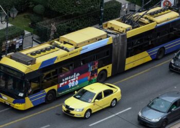 Τρόλεϊ έπεσε πάνω σε φορτηγό στην Πατησίων – Ένας επιβάτης μεταφέρθηκε στο νοσοκομείο