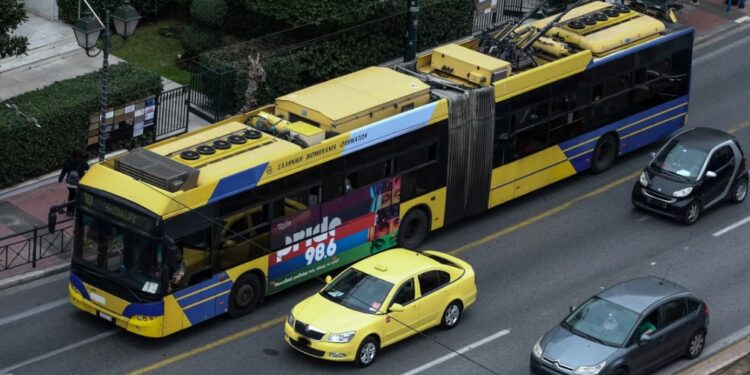 Alldaynews.gr Τρόλεϊ έπεσε πάνω σε φορτηγό στην Πατησίων – Ένας επιβάτης μεταφέρθηκε στο νοσοκομείο