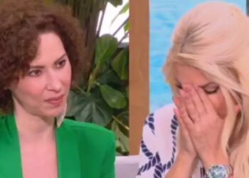Έβαλε τα κλάματα η Μενεγάκη με την Δώρα Χρυσικού: «Ήμουν φαλακρή, με την τομή και μου έλεγε… είσαι η πιο όμορφη γυναίκα του κόσμου»