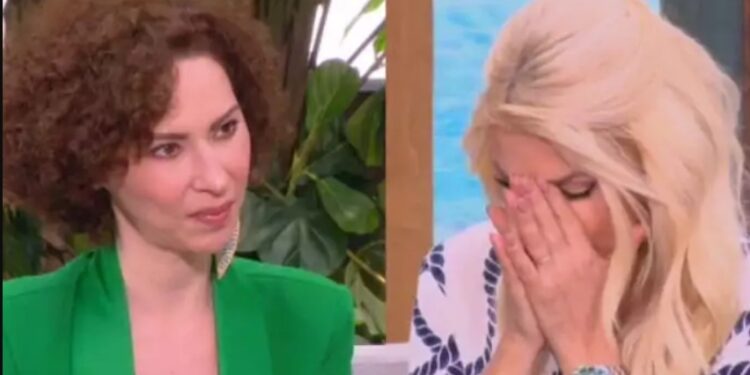 Έβαλε τα κλάματα η Μενεγάκη με την Δώρα Χρυσικού: «Ήμουν φαλακρή, με την τομή και μου έλεγε… είσαι η πιο όμορφη γυναίκα του κόσμου»