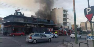 Alldaynews.gr Μεγάλη φωτιά σε νυχτερινό μαγαζί στο Γκάζι – Κλειστή η άνοδος της Πειραιώς