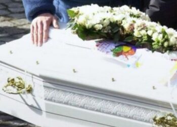 Επέμενε να δει το μωρό της για τελευταία φορά: Όταν άνοιξε το φέρετρο…