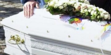 Επέμενε να δει το μωρό της για τελευταία φορά: Όταν άνοιξε το φέρετρο…