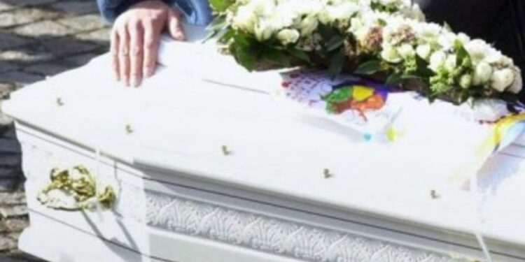 Επέμενε να δει το μωρό της για τελευταία φορά: Όταν άνοιξε το φέρετρο…