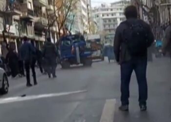 Παραλίγο να Σκοτώσει κόσμο: Ποιος είναι ο οδηγός του Αστυνομικού γερανού – «Αν σταματούσα θα με έκαιγαν ζωντανό»