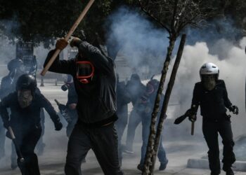 Alldaynews.gr Κουκουλοφόροι έσπασαν το βουλευτικό όχημα της Γεροβασίλη και τραυμάτισαν τον αστυνομικό της – Δεν ήταν στο ΙΧ η βουλευτής