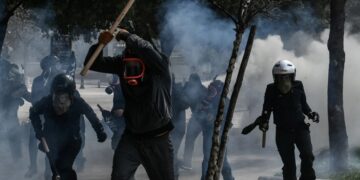 Κουκουλοφόροι έσπασαν το βουλευτικό όχημα της Γεροβασίλη και τραυμάτισαν τον αστυνομικό της – Δεν ήταν στο ΙΧ η βουλευτής