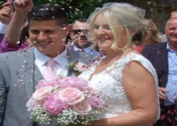 Λίγες μέρες αφού πέθανε ο άντρας της ξαναείδε τις φωτογραφίες του γάμου τους – Τότε παρατήρησε μια σοκαριστική λεπτομέρεια