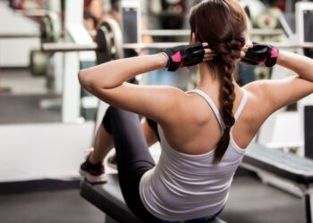 Ξέσπασε Σάλος: 45χρονη γυμνάστρια βίασε τον 16χρονο φίλο της κόρης της 300 φορές