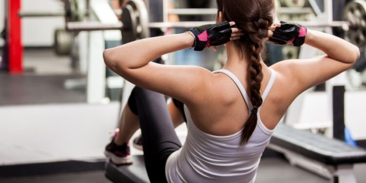 Ξέσπασε Σάλος: 45χρονη γυμνάστρια βίασε τον 16χρονο φίλο της κόρης της 300 φορές