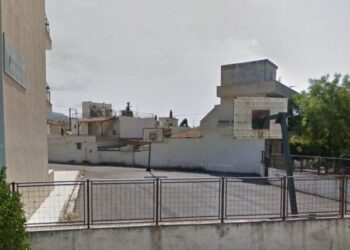 Απίστευτο και όμως αληθινό: Δρόμος περνά μέσα από σχολική αυλή