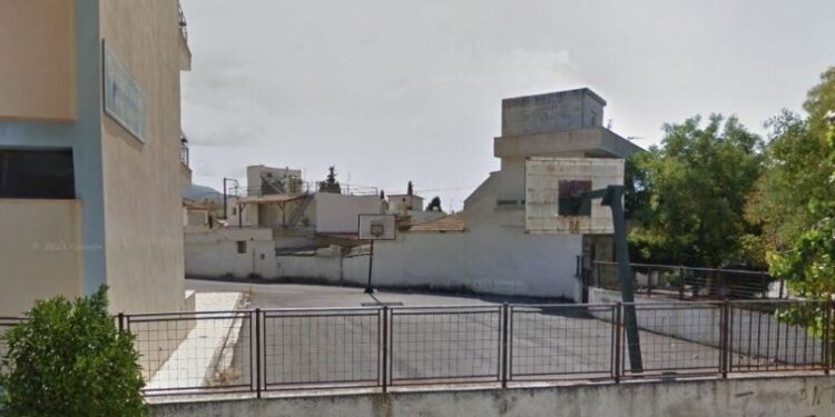 Alldaynews.gr Απίστευτο και όμως αληθινό: Δρόμος περνά μέσα από σχολική αυλή