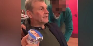 Ο Γκλέτσος επιδεικνύει γιαούρτι με το πρόσωπο του Μητσοτάκη – Διαγραφή του ζητά η ΝΔ