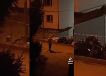 Χαμός με την αγριεμένη ηλικιωμένη που χορεύει μεσάνυχτα στο δρόμο κρατώντας ένα μαχαίρι![video]