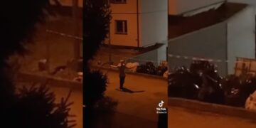 Χαμός με την αγριεμένη ηλικιωμένη που χορεύει μεσάνυχτα στο δρόμο κρατώντας ένα μαχαίρι![video]