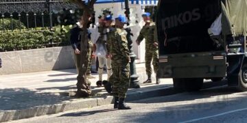 Σοκ με Εύζωνα της Προεδρικής Φρουράς που λιποθύμησε μπροστά στον κόσμο[Φωτογραφίες]