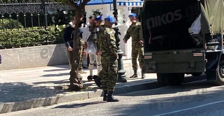 Σοκ με Εύζωνα της Προεδρικής Φρουράς που λιποθύμησε μπροστά στον κόσμο[Φωτογραφίες]