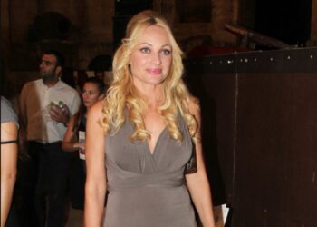 Αγνώριστη 22 χρόνια μετά: Δείτε πώς είναι σήμερα η Ουκρανή Νατάσα από την «Βότκα Πορτοκάλι»