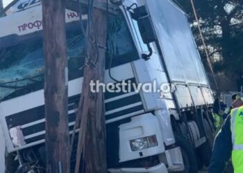 Ωραιόκαστρο: Φορτηγό καρφώθηκε σε κολώνα της ΔΕΗ[Φωτογραφίες]