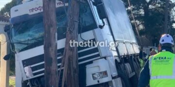 Ωραιόκαστρο: Φορτηγό καρφώθηκε σε κολώνα της ΔΕΗ[Φωτογραφίες]