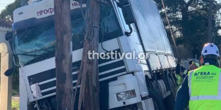 Ωραιόκαστρο: Φορτηγό καρφώθηκε σε κολώνα της ΔΕΗ[Φωτογραφίες]