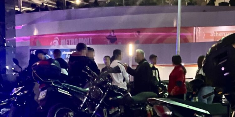 Alldaynews.gr Συμπλοκή ανηλίκων στο Metro Mall στον Άγιο Δημήτριο-Τρεις τραυματίες