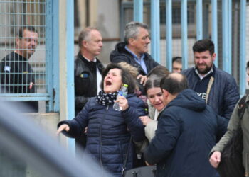 Σύγκρουση τρένων στα Τέμπη: Σκηνές αρχαίας τραγωδίας έξω από το Γενικό Νοσοκομείο Λάρισας