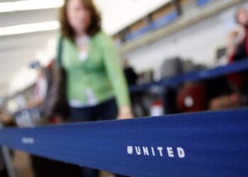 Βίντεο με επιβάτη της United Airlines να μαχαιρώνει αεροσυνοδό – Άνοιξε την έξοδο κινδύνου για να πέσει από τον ουρανό